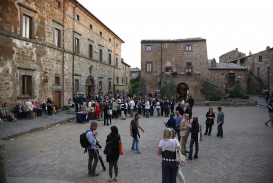 “La città incantata”. A Civita la tre giorni dei disegnatori. Tra piazze e vicoli