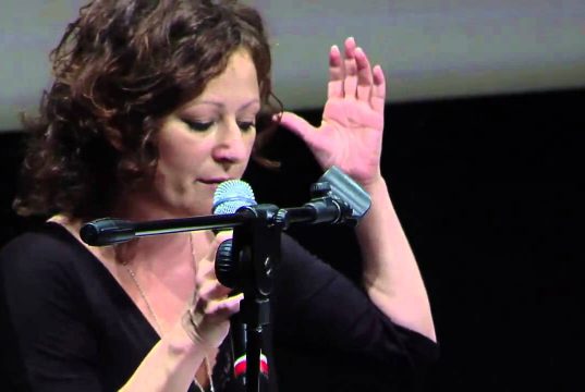L’attrice Tamara Bartolini recita la poesia Il caso Moro