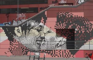 A Roma il primo murale in Italia che raffigura un bacio tra due donne